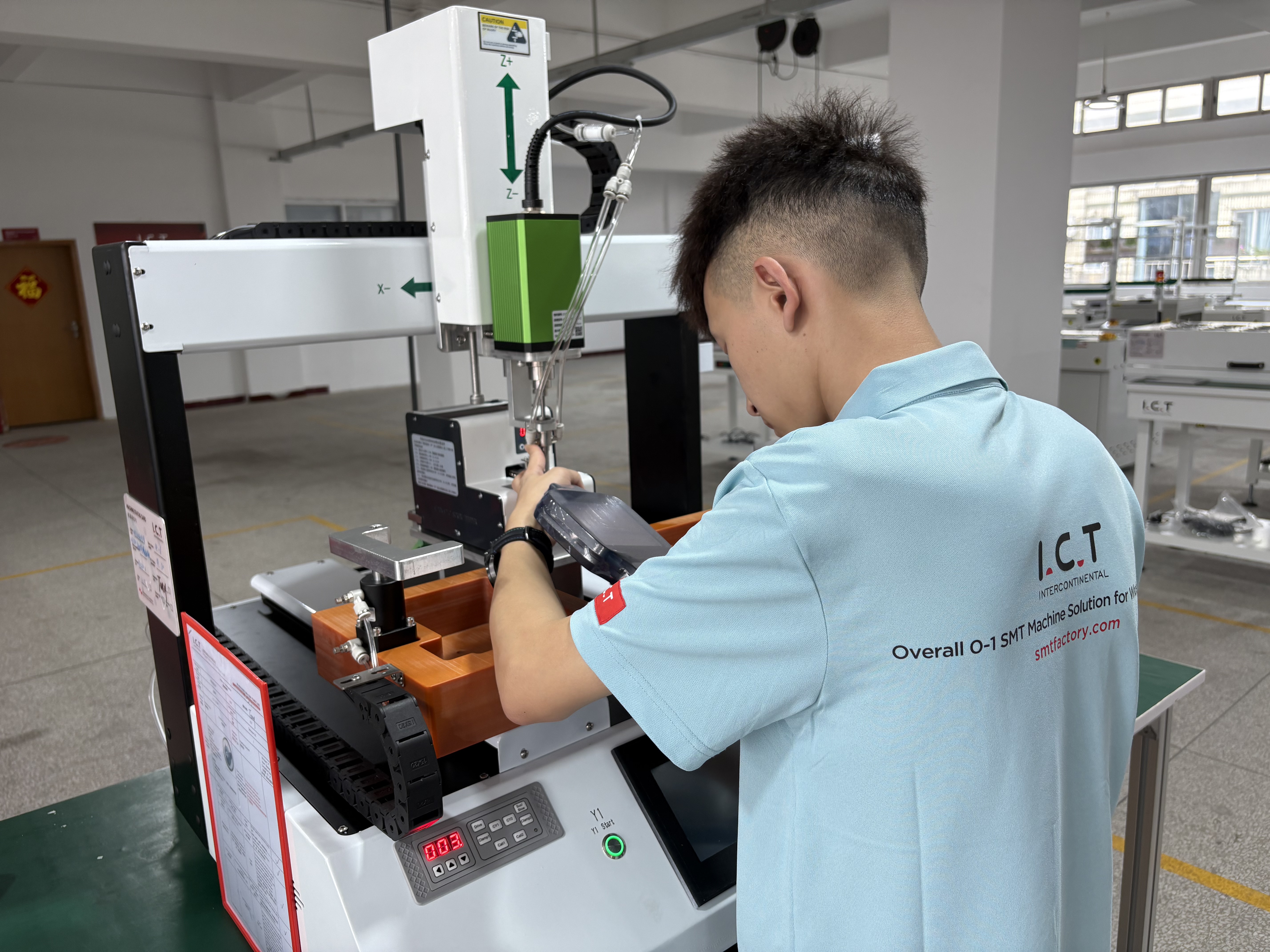 سطح المكتب المسمار robot.jpg