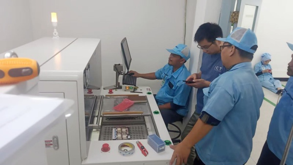 الدعم الفني لتكنولوجيا المعلومات والاتصالات لآلة توجيه PCBA في إندونيسيا.