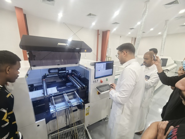 تركيب خط تكنولوجيا المعلومات والاتصالات SMT والتدريب