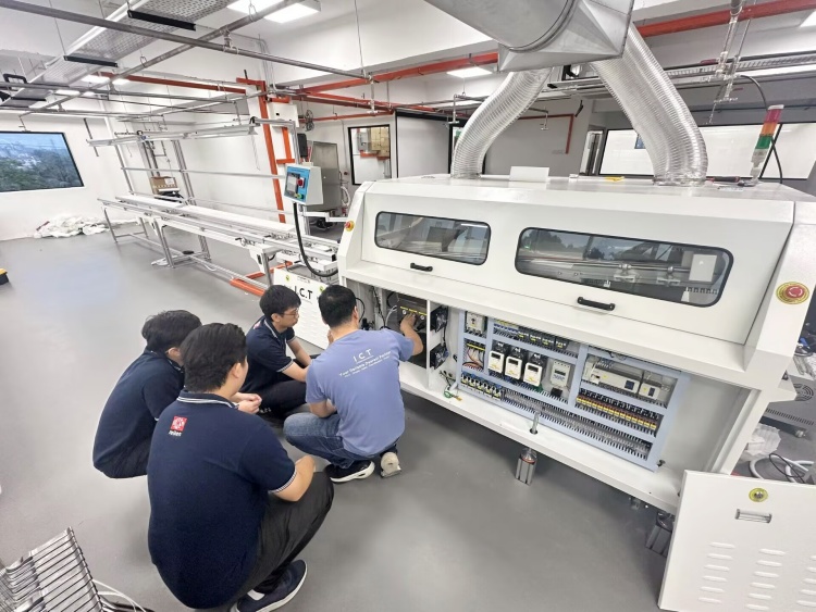 تركيب تكنولوجيا المعلومات والاتصالات في الموقع ودعم تدريب المهندسين