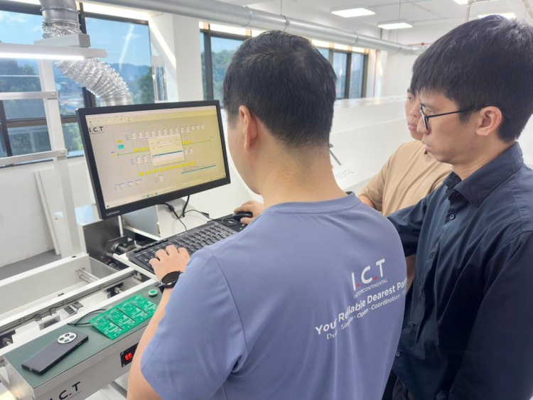 التثبيت في الموقع ودعم تدريب المهندسين